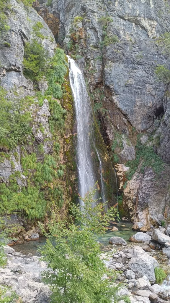 Albania de sur a norte: playa, yacimientos, gastronomía y mucho más 9 cascada Thethi