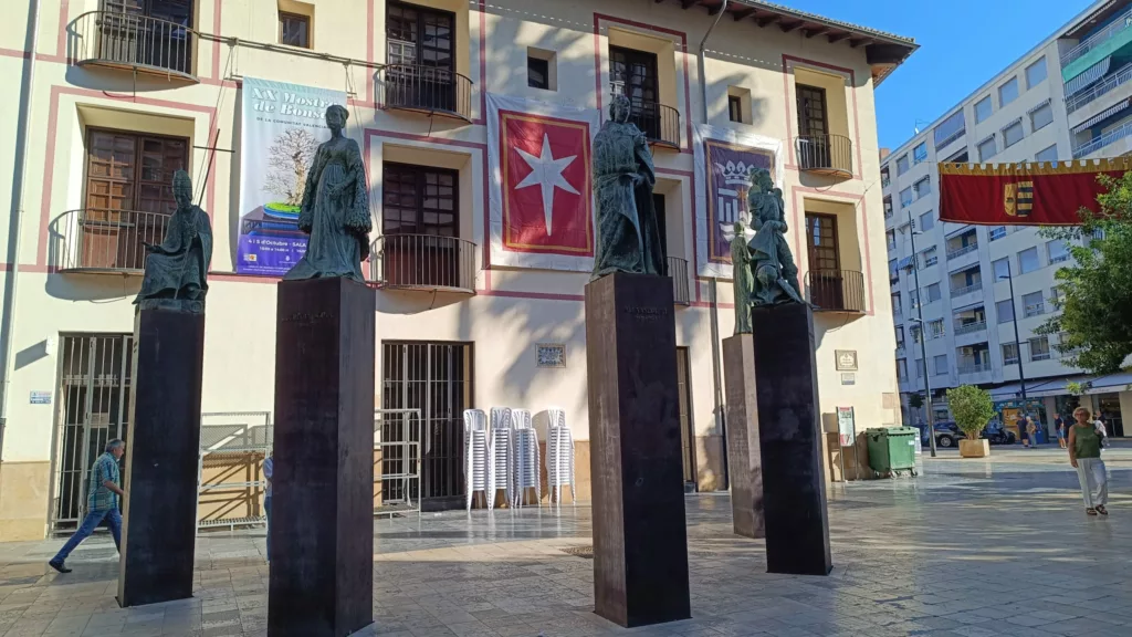 5 lugares imperdibles para disfrutar Gandia más allá de sus playas 2 Estatuas de los Borja en el centro de Gandia 1