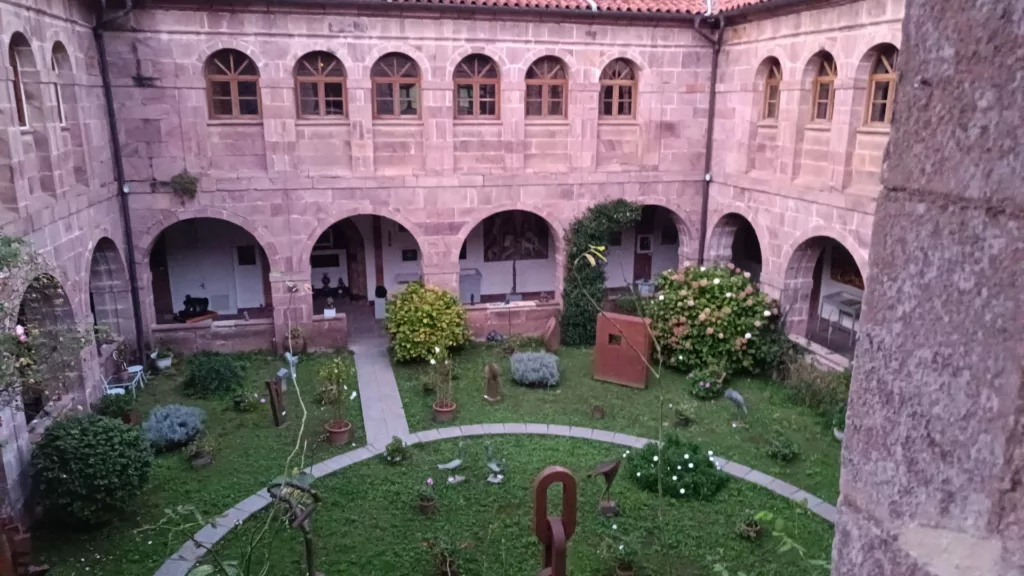 Camino de Baztán: belleza y soledad entre Bayona y Pamplona 1 Moonasterio Urdax