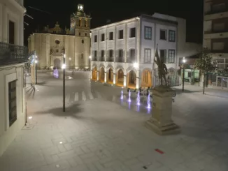 Plaza principal estatua Valdivia