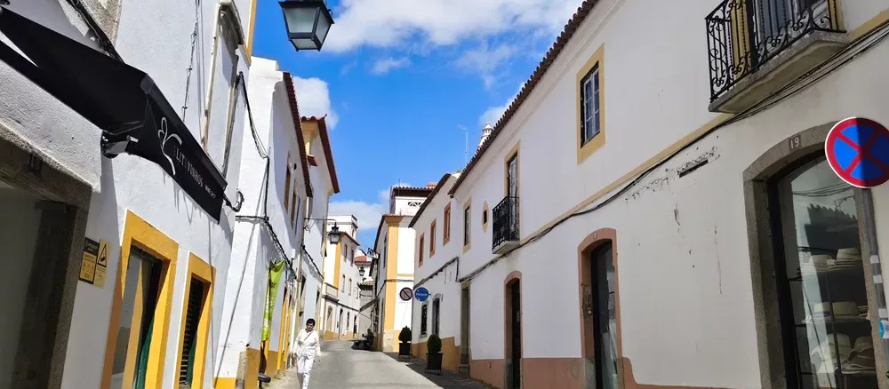Calle del casco antiguo de Évora (Portugal)