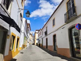 Calle del casco antiguo de Évora (Portugal)