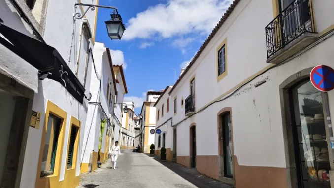 Calle del casco antiguo de Évora (Portugal)