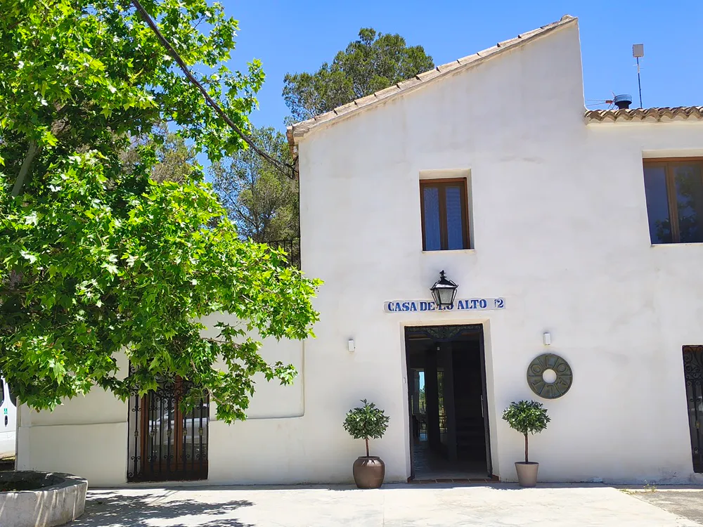 Escapada entre viñedos: paisajes idílicos, vinos ecológicos y una casa rural en LoAlto 6 Casa rural de Bodegas LoAlto (Utiel-Requena). Imagen: SQV