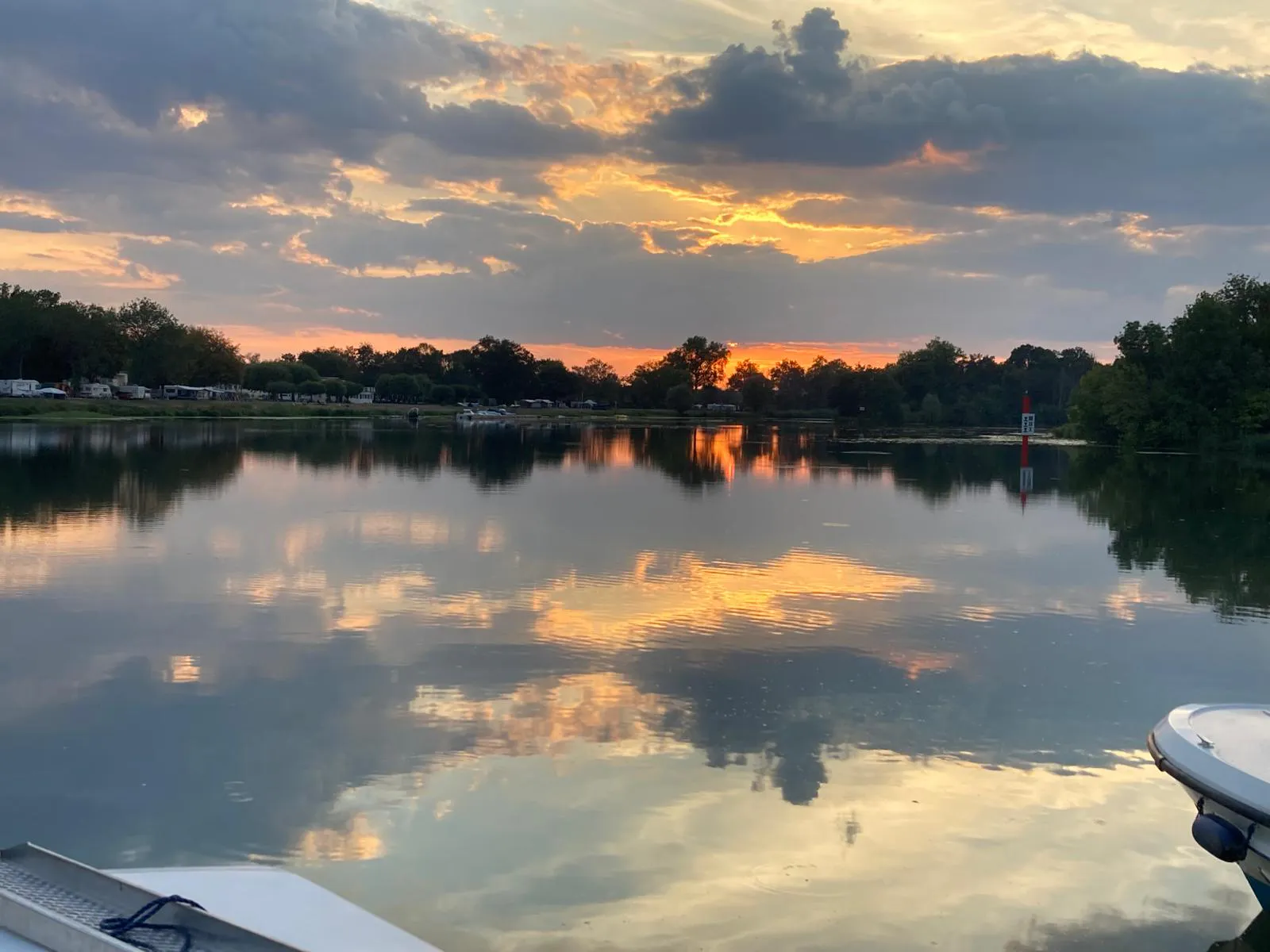 Crónica de una semana de navegación fluvial por Francia 4 Atardecer desde el barco (Francia). Imagen: SQV