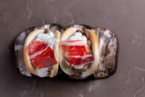 Lumara, el nuevo restaurante que trae lo mejor de la cocina extremeña al barrio madrileño de Chamberí 1 Bao de solomillo ibérico, del restaurante Lumara