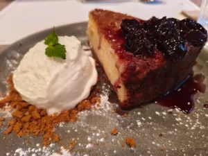 Lumara, el nuevo restaurante que trae lo mejor de la cocina extremeña al barrio madrileño de Chamberí 3 Tarta artesanal de queso