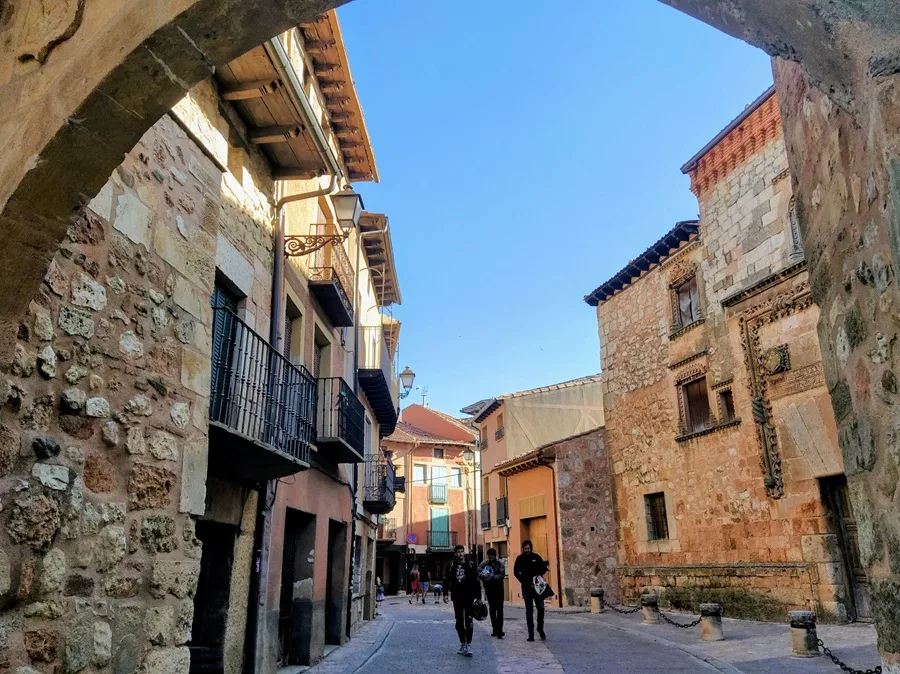 Soria en otoño: yacimientos, lugares con encanto y destellos de Segovia 2 La villa medieval de Ayllón. Imagen: SQV