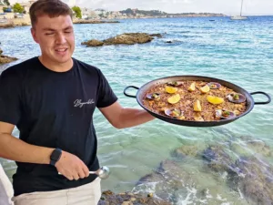 Dónde comer en Calvià: de chiringuitos de playa a restaurantes Michelin 3 Bugambilia, un chiringuito junto al mar en Calvià (Mallorca). Imagen: SQV