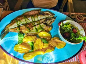 Dónde comer en Calvià: de chiringuitos de playa a restaurantes Michelin 6 Los pescados frescos entre la oferta de Chaval, restaurante junto al mar en Calvià.