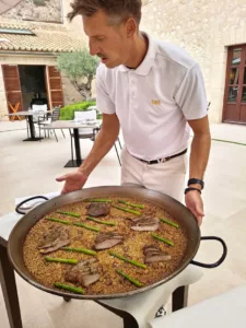 Dónde comer en Calvià: de chiringuitos de playa a restaurantes Michelin 12 Castell Son Claret cuenta con dos restaurantes. Imagen: SQV