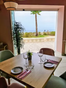 Dónde comer en Calvià: de chiringuitos de playa a restaurantes Michelin 7 Restaurante Oceans, en el paseo marítimo de Magaluf. Imagen: SQV